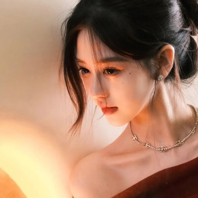 给小酒馆女子喝高杯酒